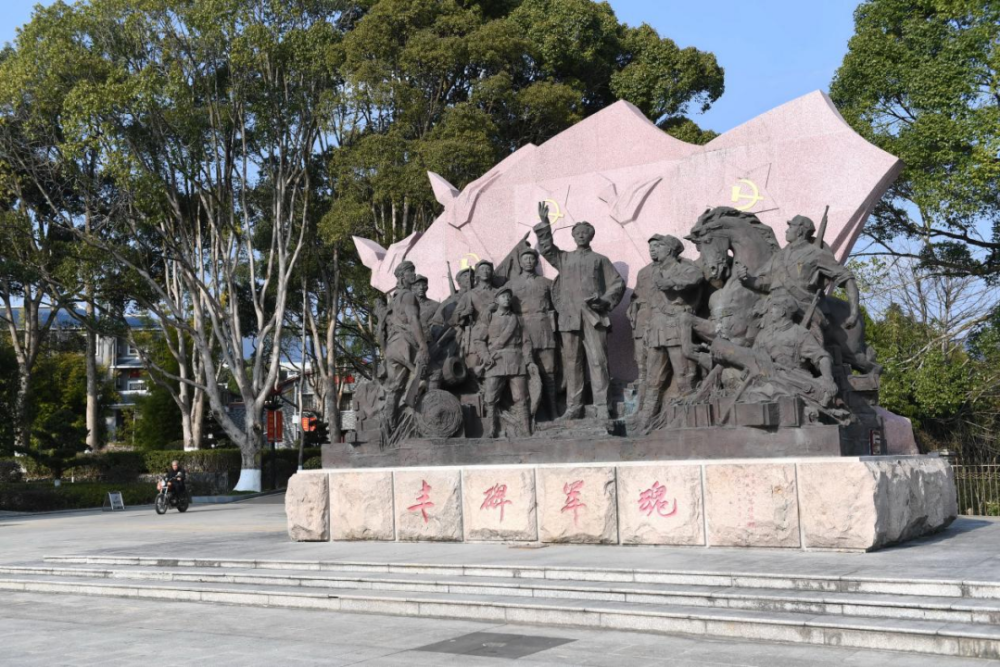 古田會議紀(jì)念館前的“豐碑軍魂”雕塑群（ 2021年1月25日攝）。新華社記者林善傳攝